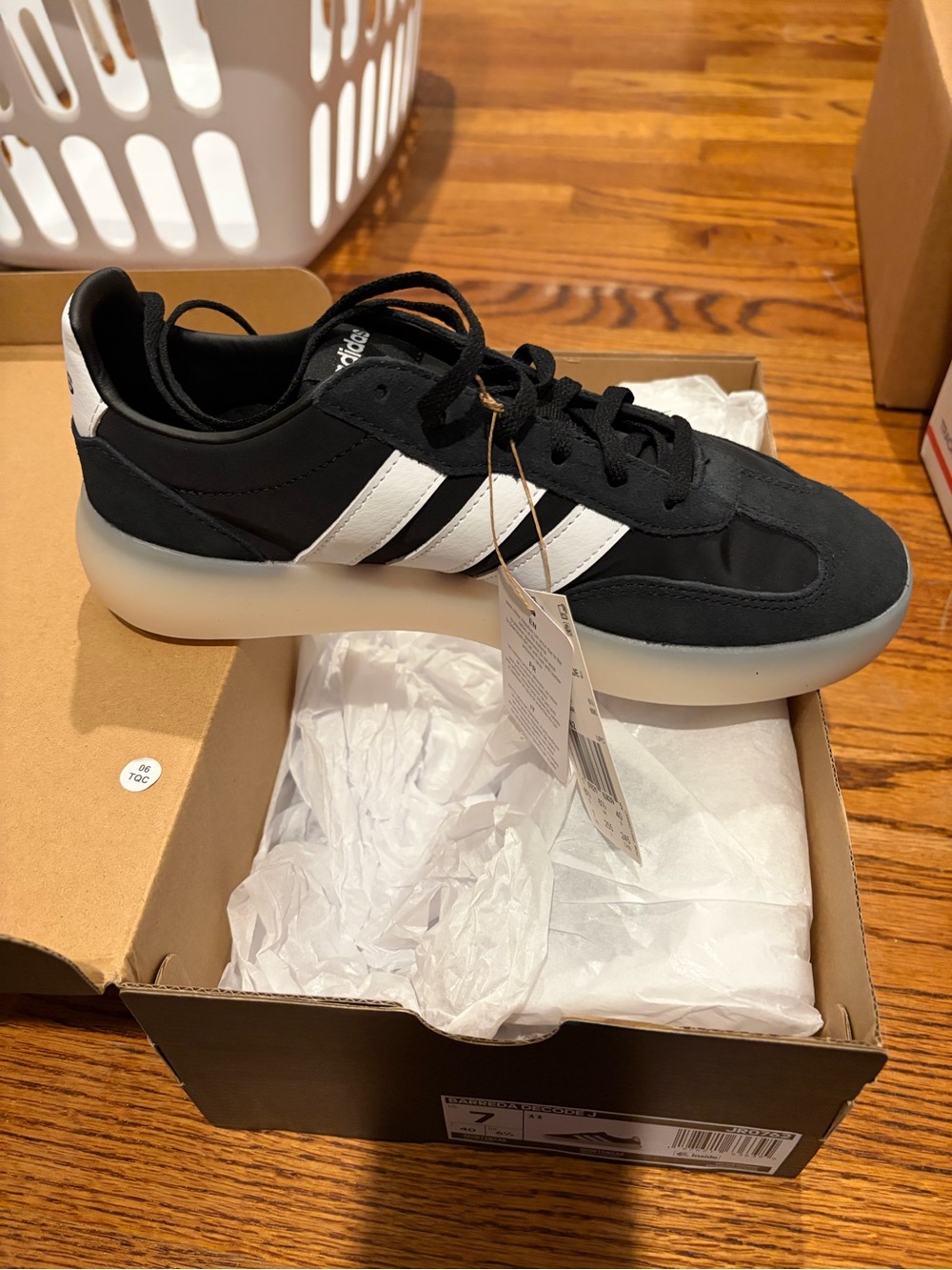 Adidas Youth Barreda 7Y Black & White Retro Runner Sneakers